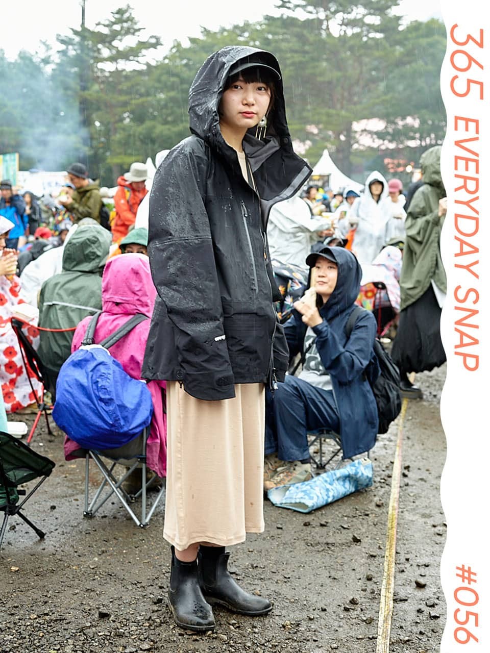 小物は全て黒でクールに。マウンテンジャケットはメンズを選んで｜365日おしゃれスナップ