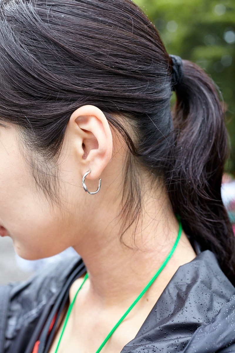 黒でまとめて差し色の赤を引き立てて。 台形ミニで女の子度高めのフェスルック｜365日おしゃれスナップ - Slide:5