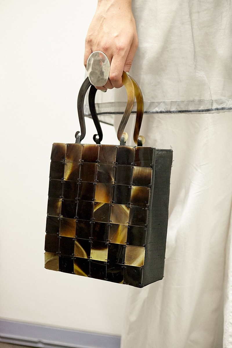 素材の競演がオリエンタルなムード。ワイドパンツのシルエットも大胆｜365日おしゃれスナップ - Slide:6