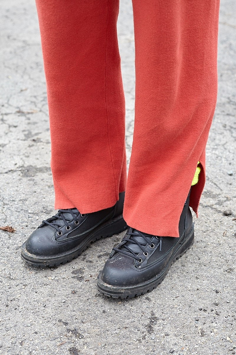 機能性と快適さ重視。赤を効かせてストリート感あふれるスタイリングに｜365日おしゃれスナップ - Slide:2