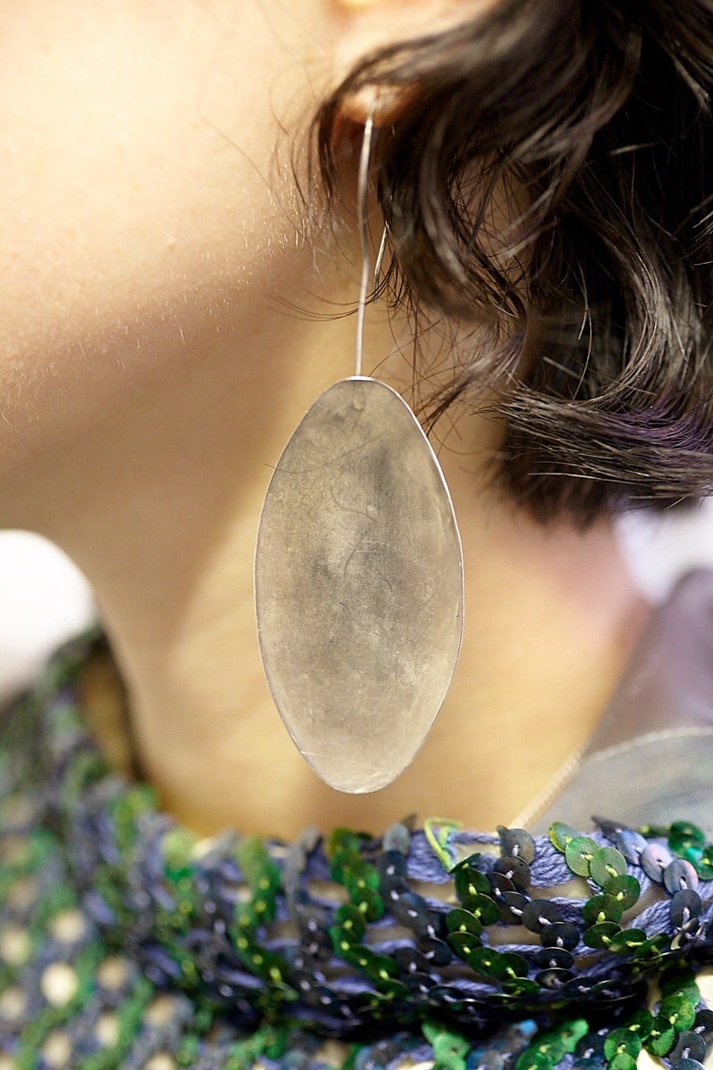 素材の競演がオリエンタルなムード。ワイドパンツのシルエットも大胆｜365日おしゃれスナップ - Slide:5