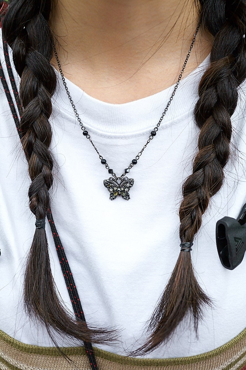 アースカラーのボーダーがキュート。ロング丈のワンピースをフェス仕様に｜365日おしゃれスナップ - Slide:2