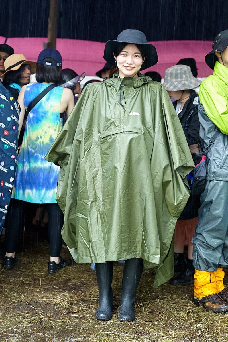 全身アウトドアブランドでまとめて。ネイルの色使いはセンスの見せ所｜365日おしゃれスナップ - Slide:2