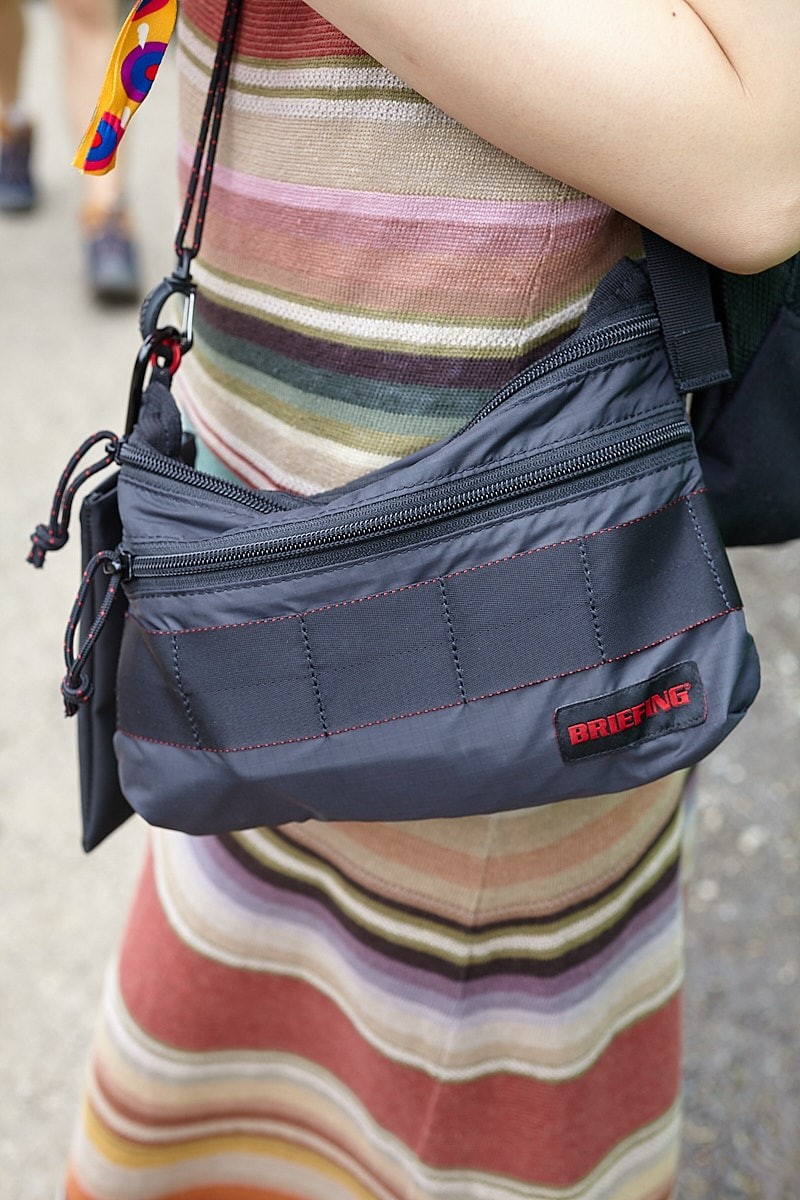 アースカラーのボーダーがキュート。ロング丈のワンピースをフェス仕様に｜365日おしゃれスナップ - Slide:3