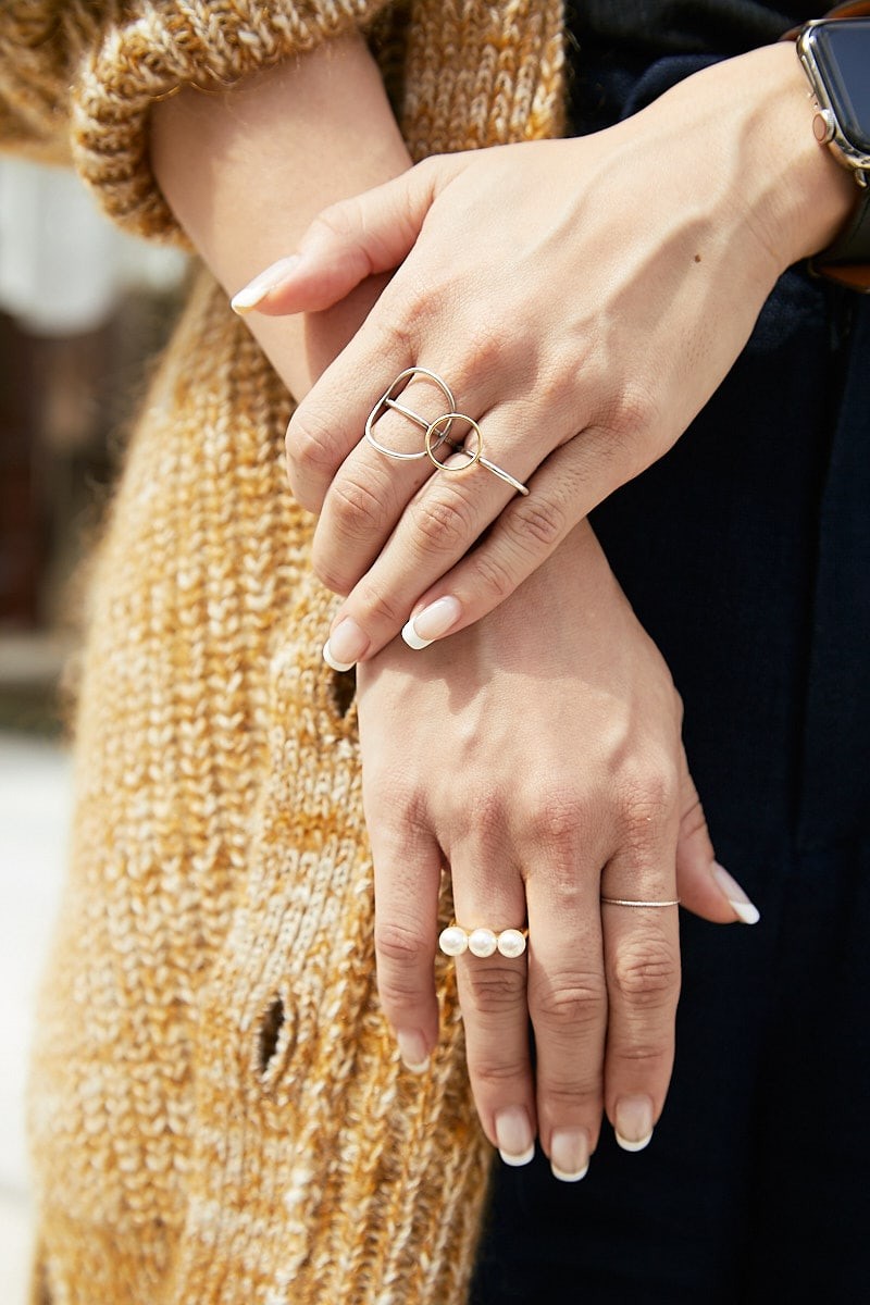 ミニバックがアクセント。透けるトップスにざっくりニットを合わせて|365日おしゃれスナップ - Slide:3