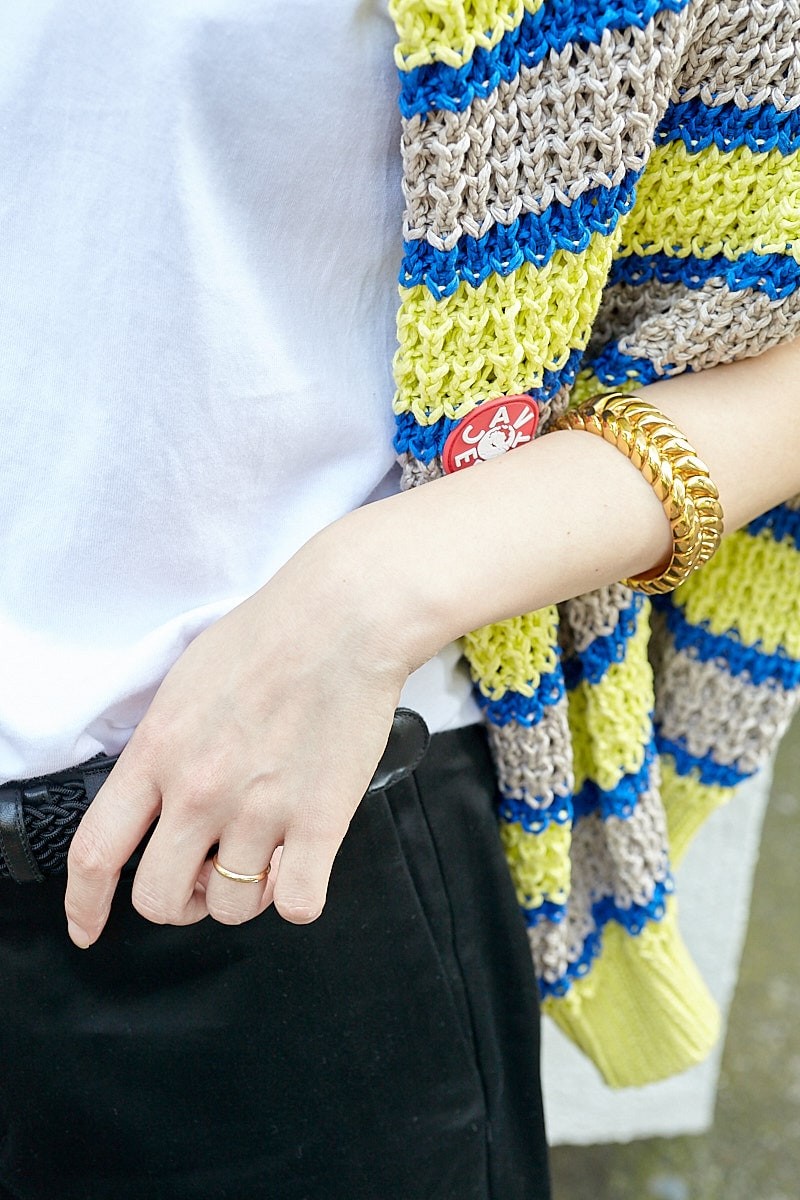 メンズニットを女性らしく。小物使いはハイブランドを選択｜365日おしゃれスナップ - Slide:4