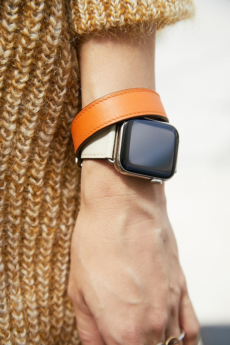 ミニバックがアクセント。透けるトップスにざっくりニットを合わせて|365日おしゃれスナップ - Slide:2