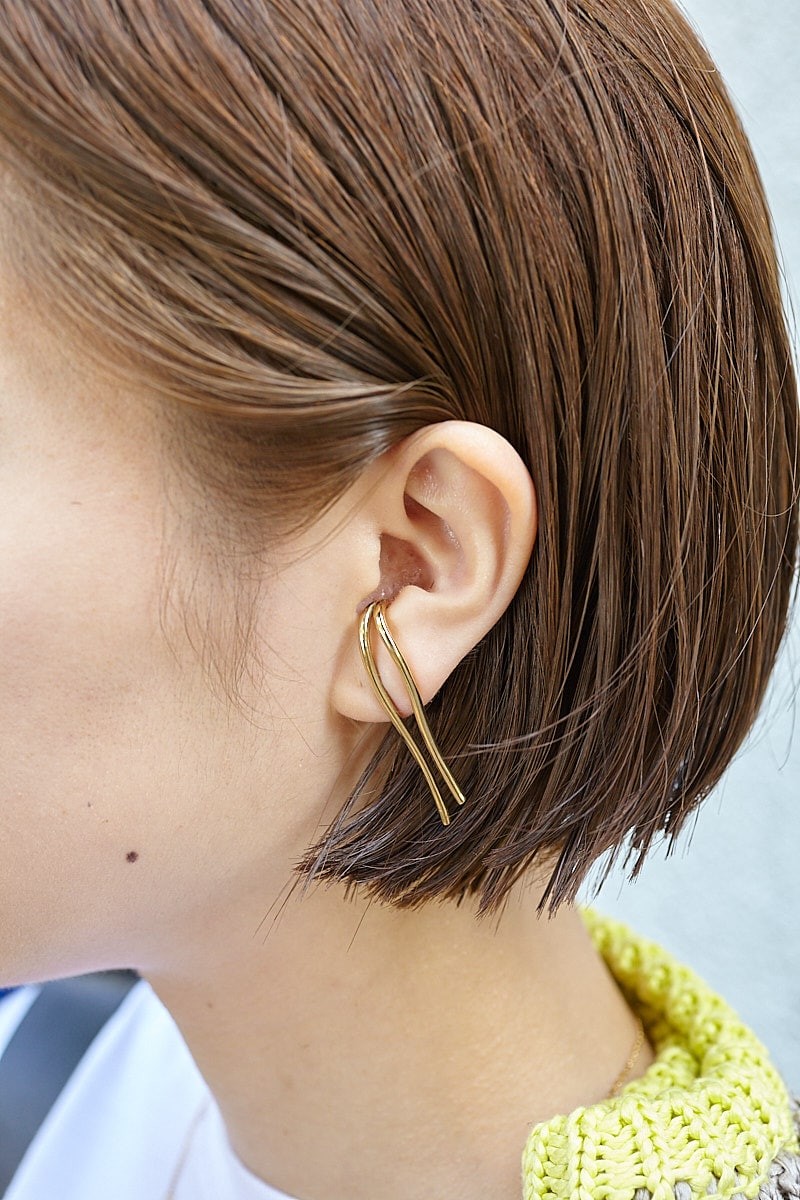 メンズニットを女性らしく。小物使いはハイブランドを選択｜365日おしゃれスナップ - Slide:5