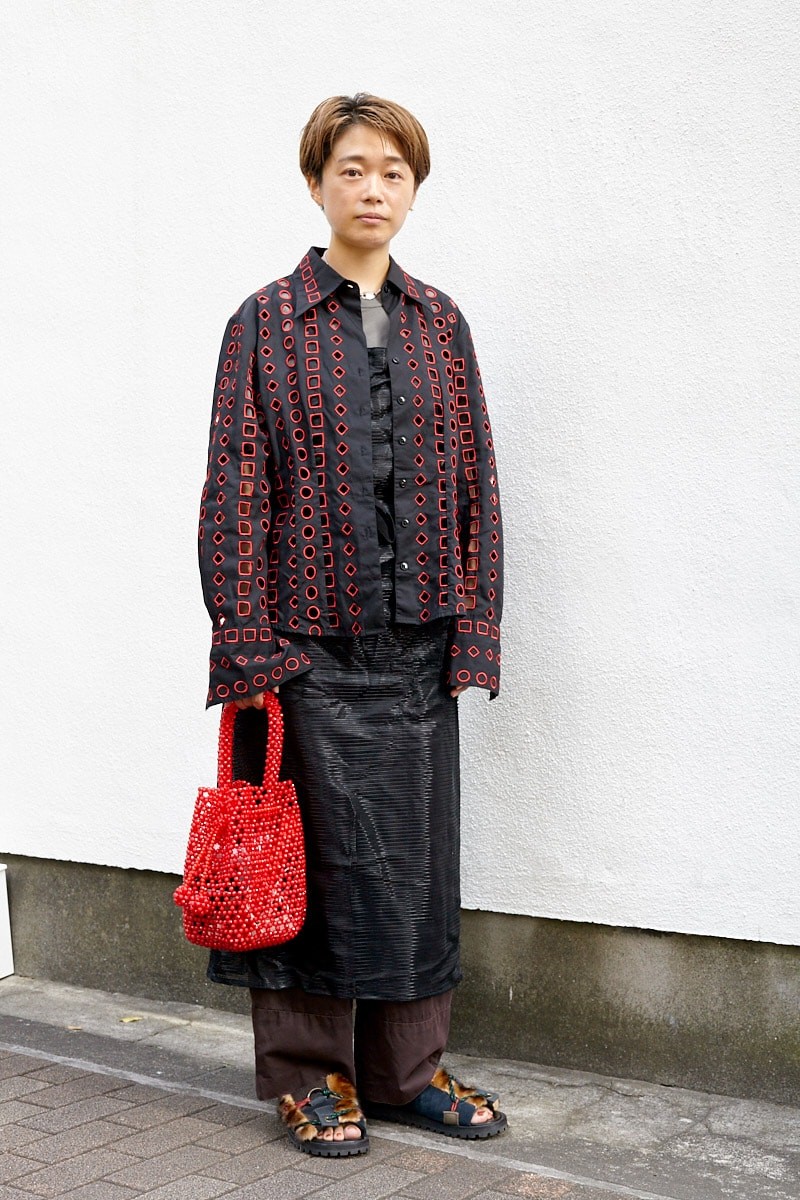 エプロンにパンツを重ねて。足元はファーサンダルで秋らしく｜365日おしゃれスナップ - Slide:1