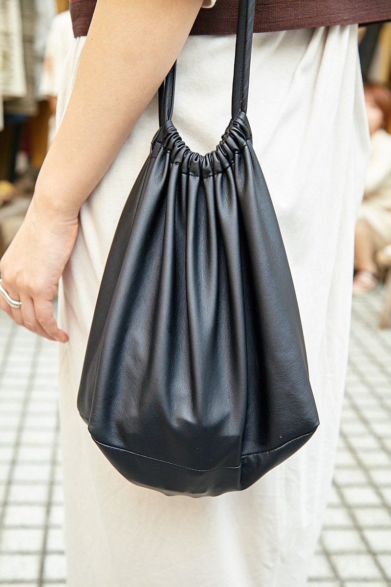 長身を生かすロング丈のワンピ。ベストを合わせてマニッシュに｜365日おしゃれスナップ - Slide:4