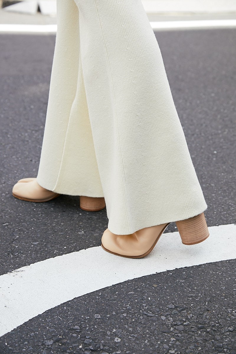 個性派レザージャケットは淡い色で。タビブーツでモードに|365日おしゃれスナップ - Slide:5