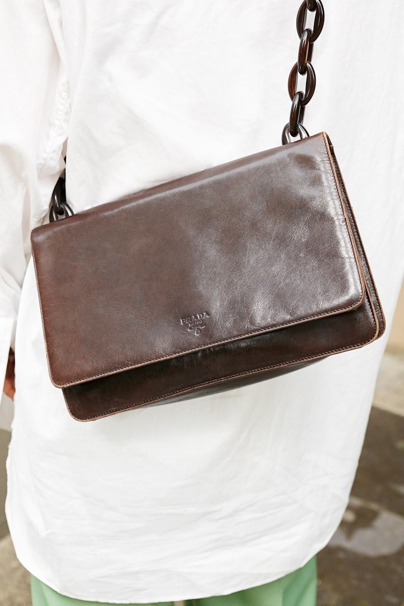 スタンドカラーの白シャツが主役。異素材のアクセでモダンな装いに｜365日おしゃれスナップ - Slide:2