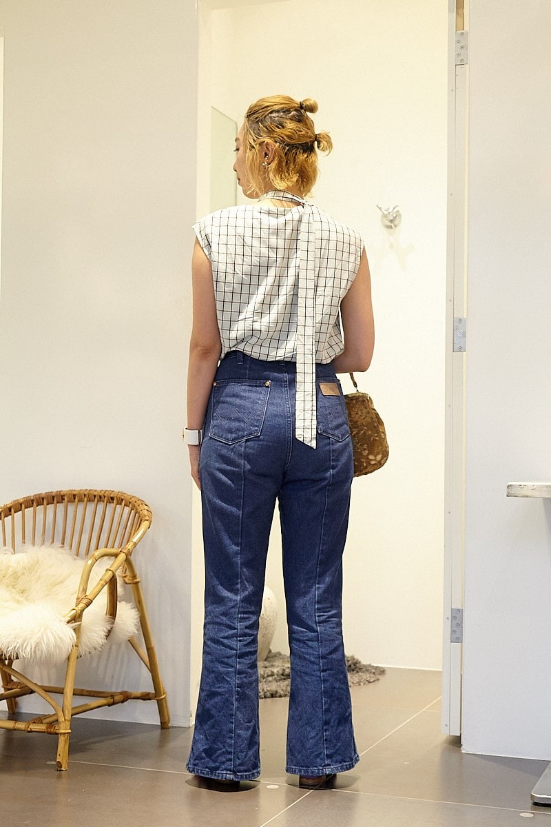 小物で秋を先取り。バックスタイルまで抜かりないデニムルック｜365日おしゃれスナップ - Slide:2