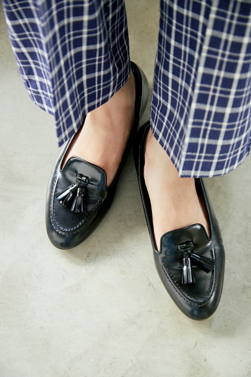 ベストのレイヤードが秋らしい。足元はシャープにローファーを|365日おしゃれスナップ - Slide:4