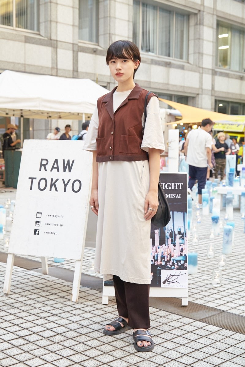 長身を生かすロング丈のワンピ。ベストを合わせてマニッシュに｜365日おしゃれスナップ - Slide:1