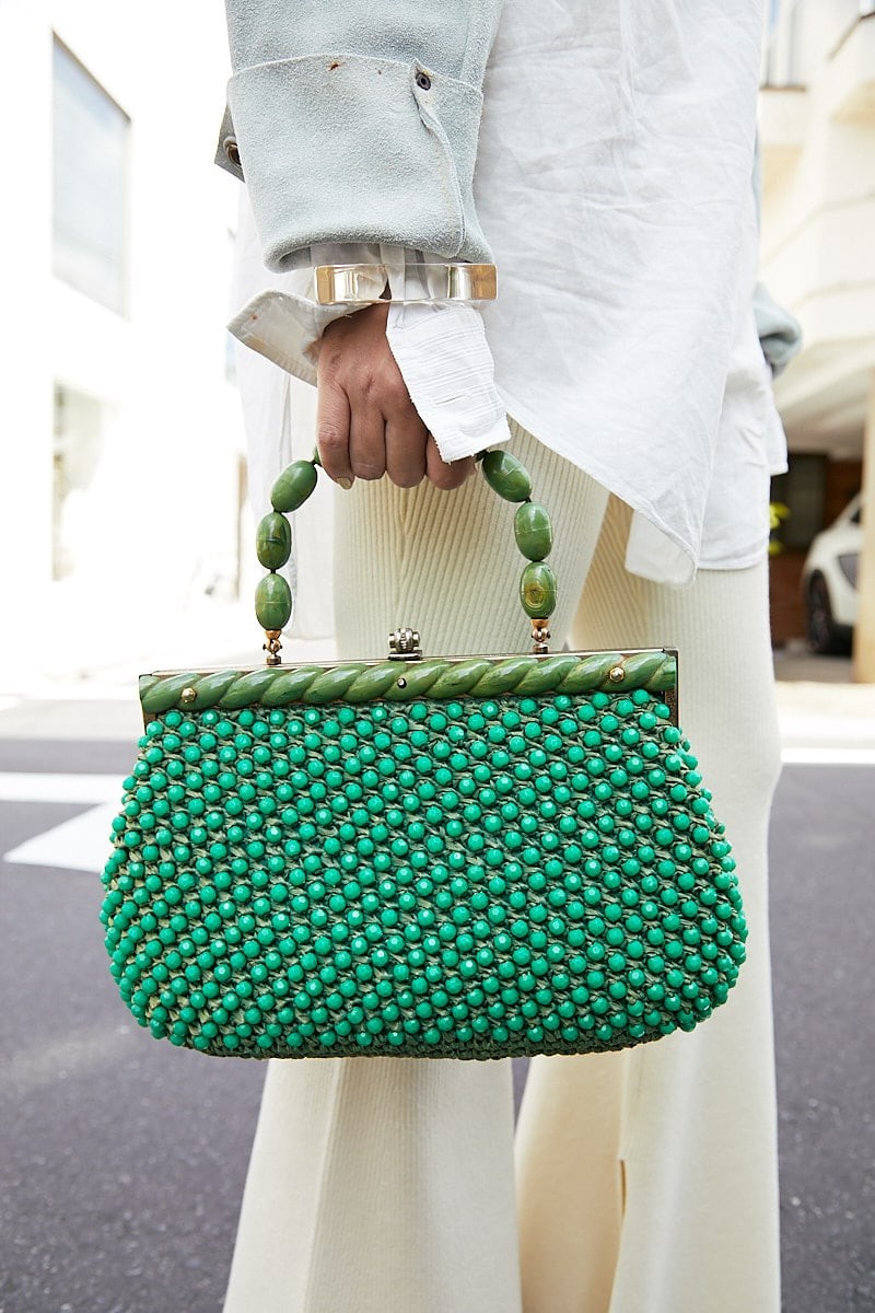 個性派レザージャケットは淡い色で。タビブーツでモードに|365日おしゃれスナップ - Slide:6