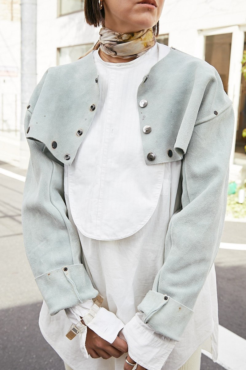 個性派レザージャケットは淡い色で。タビブーツでモードに|365日おしゃれスナップ - Slide:2