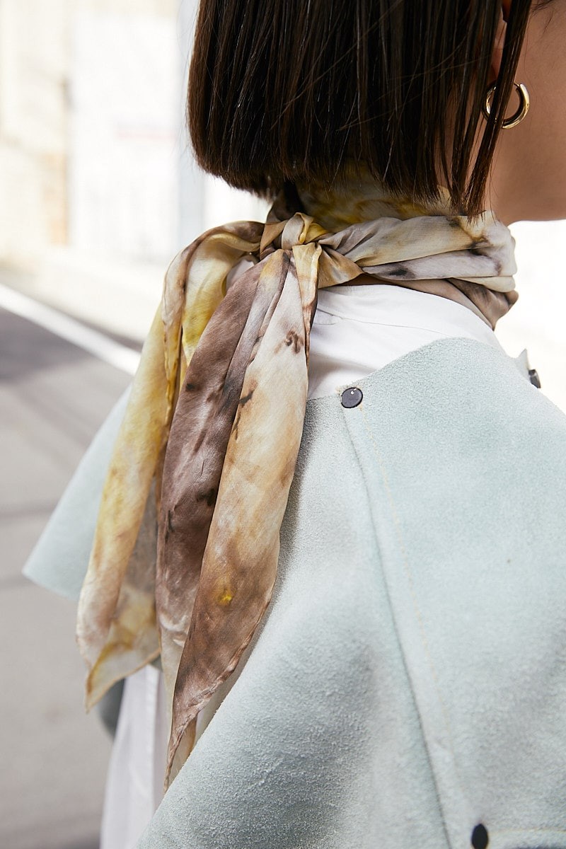 個性派レザージャケットは淡い色で。タビブーツでモードに|365日おしゃれスナップ - Slide:4