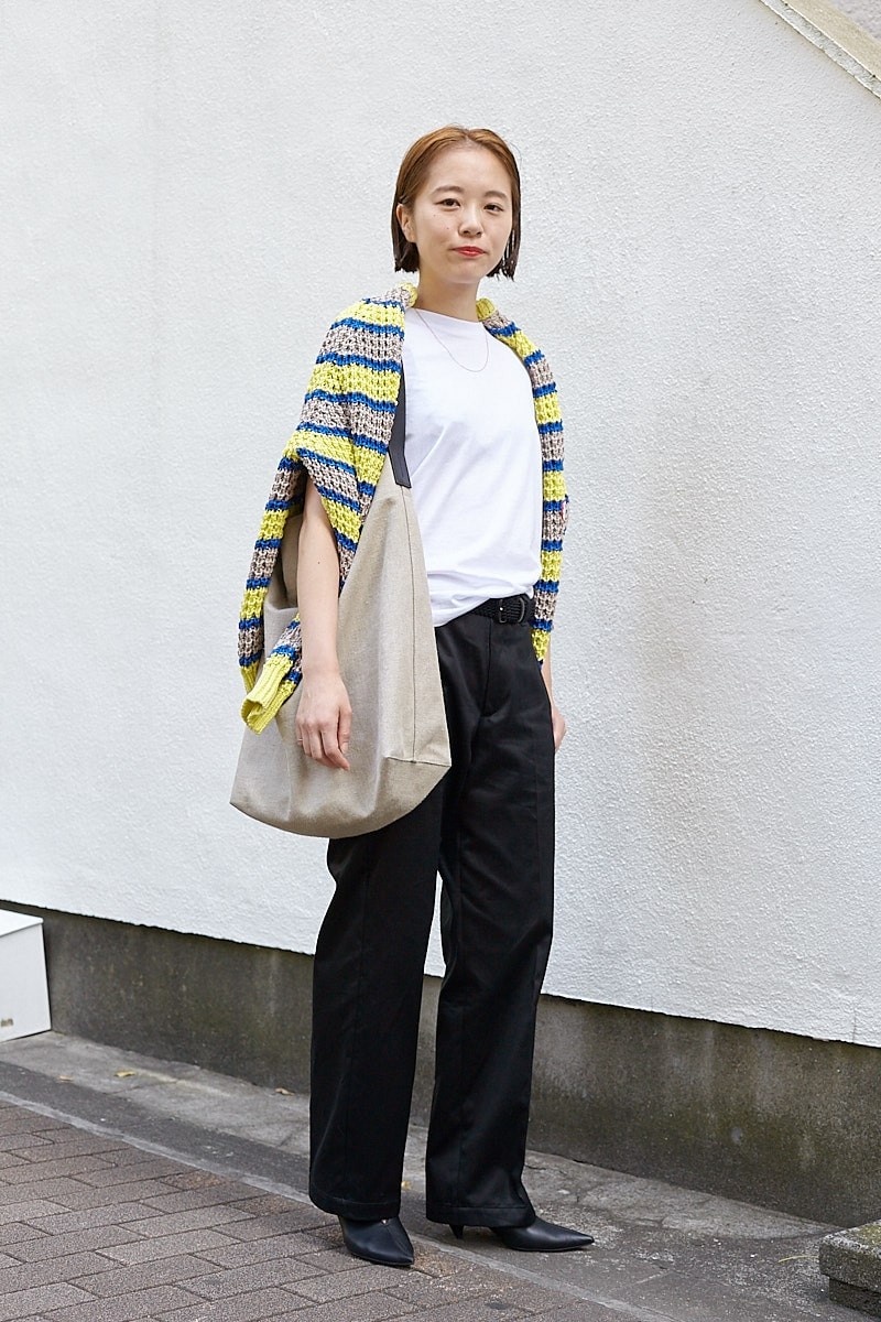 メンズニットを女性らしく。小物使いはハイブランドを選択｜365日おしゃれスナップ - Slide:1