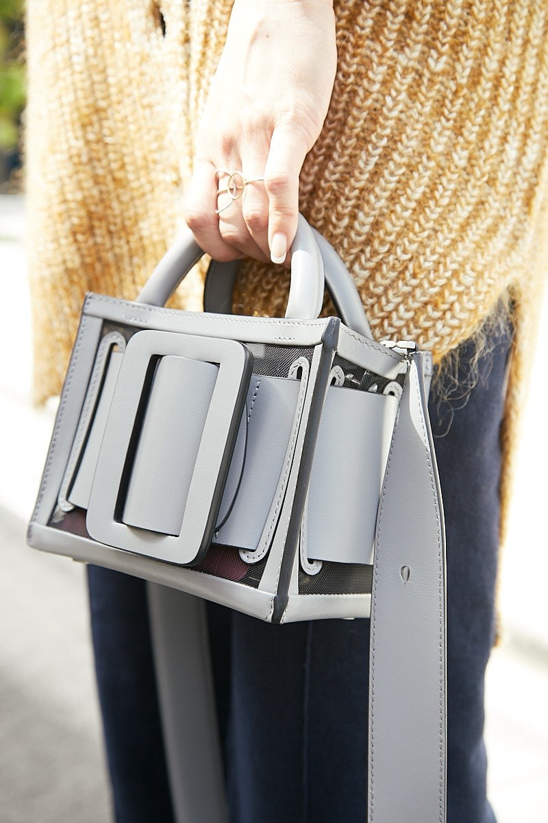 ミニバックがアクセント。透けるトップスにざっくりニットを合わせて|365日おしゃれスナップ - Slide:4