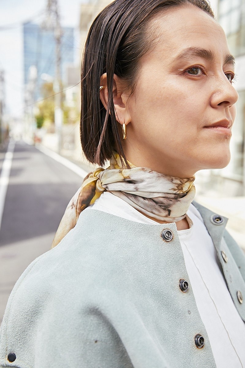 個性派レザージャケットは淡い色で。タビブーツでモードに|365日おしゃれスナップ - Slide:3