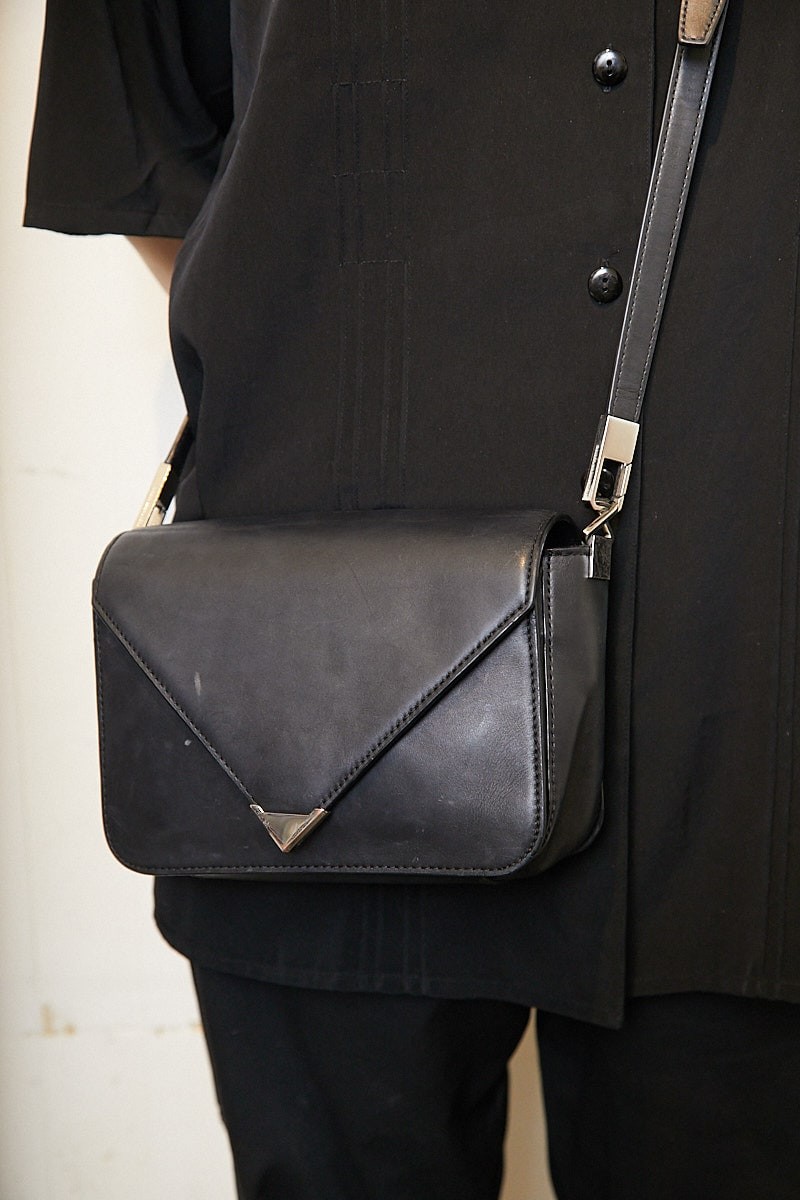 メンズライクなアイテムを全身黒でラフに。小物はシルバーで統一｜365日おしゃれスナップ - Slide:2