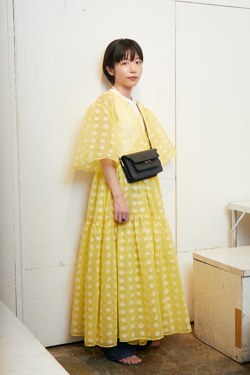 マキシ丈の花柄ワンピースを大胆に。サンダルまでフラワーモチーフで｜365日おしゃれスナップ - Slide:1