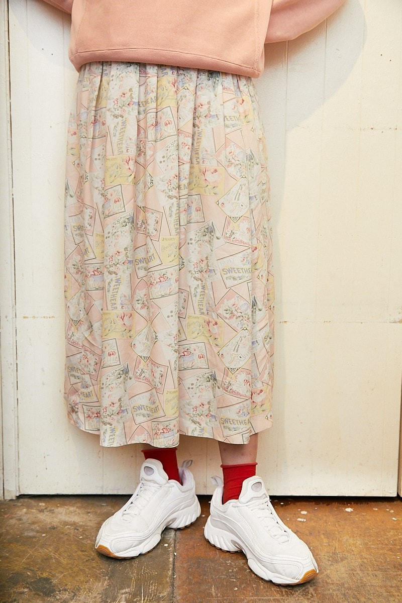 スウェットは変化球のピンク色を。スカートまで同系色でまとめて｜365日おしゃれスナップ - Slide:3