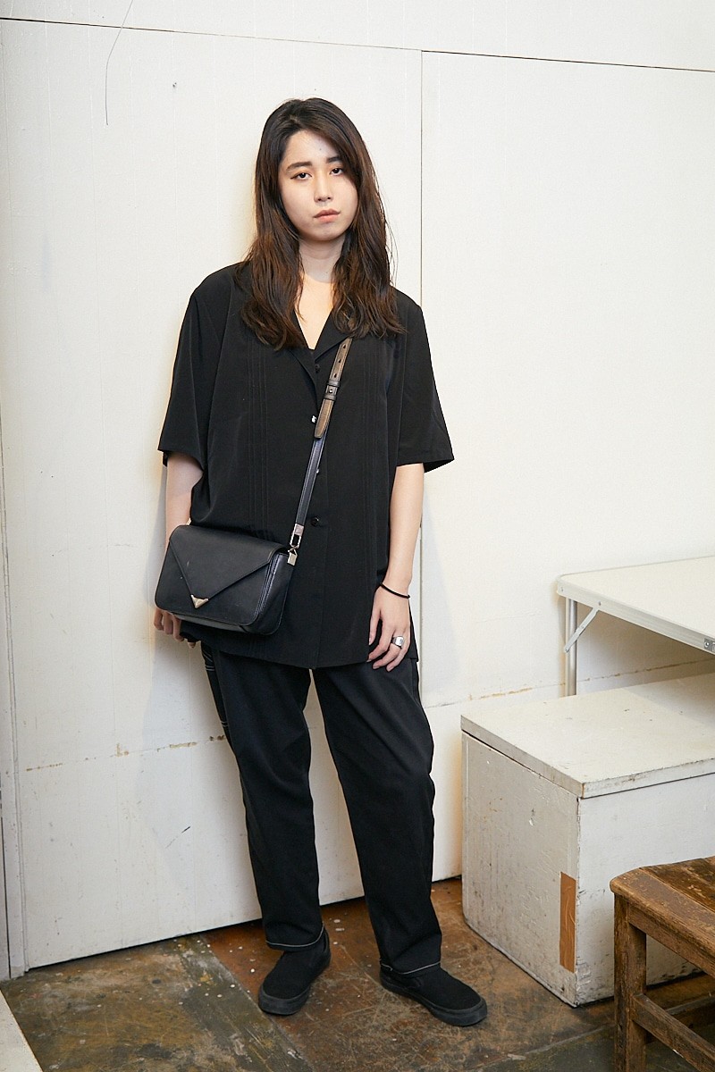 メンズライクなアイテムを全身黒でラフに。小物はシルバーで統一｜365日おしゃれスナップ - Slide:1