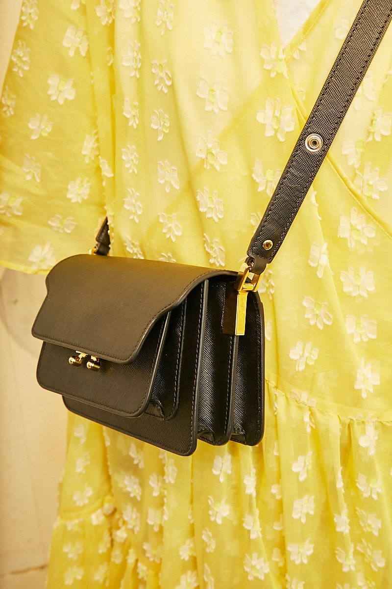 マキシ丈の花柄ワンピースを大胆に。サンダルまでフラワーモチーフで｜365日おしゃれスナップ - Slide:4