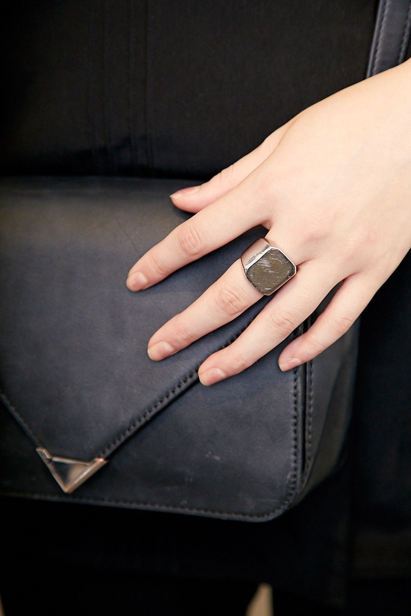 メンズライクなアイテムを全身黒でラフに。小物はシルバーで統一｜365日おしゃれスナップ - Slide:4