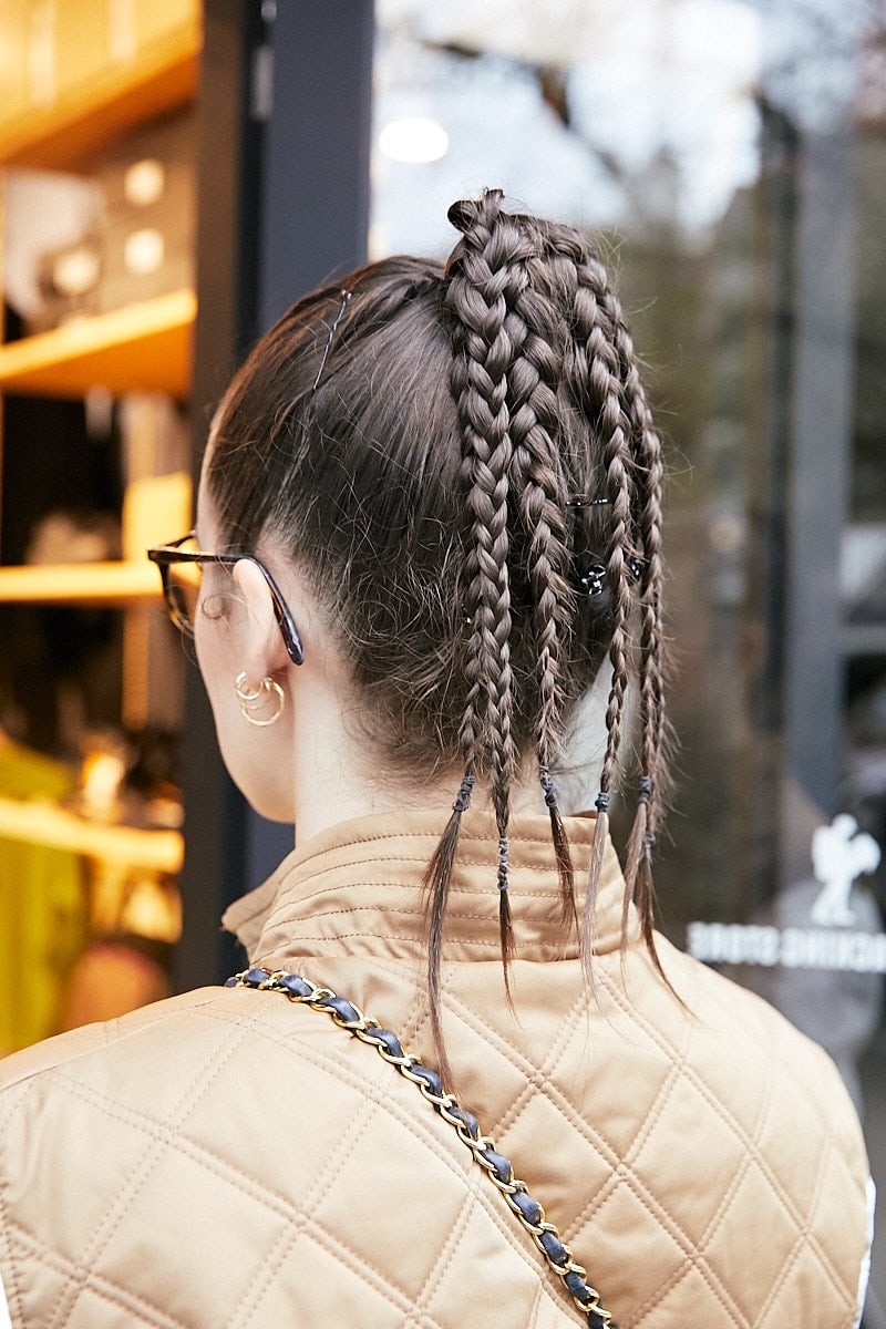 コラボスニーカーで足元を明るく。ベストとシャツの重ね着が新鮮｜365日おしゃれスナップ - Slide:3