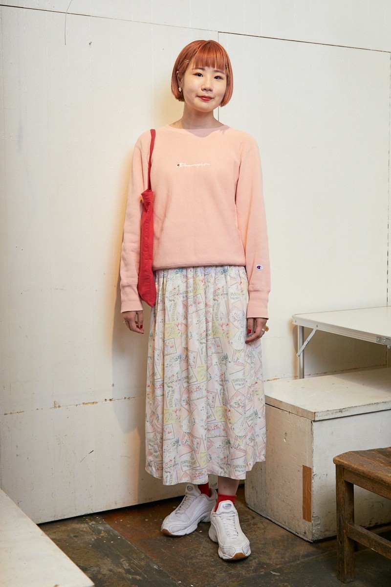スウェットは変化球のピンク色を。スカートまで同系色でまとめて｜365日おしゃれスナップ - Slide:1
