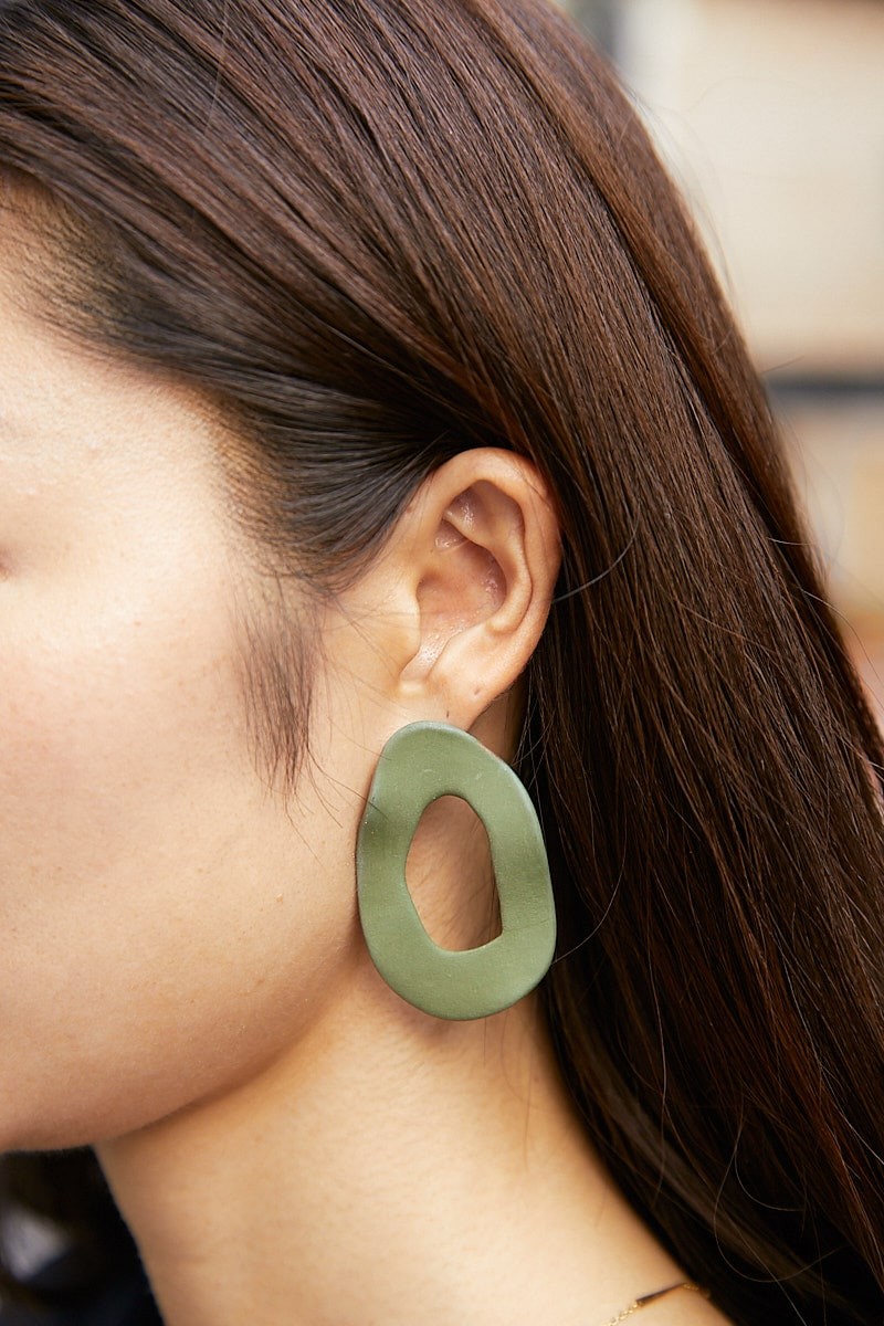 パジャマシャツにチェック柄が秋らしい。耳元はアーティな演出を|365日おしゃれスナップ - Slide:6