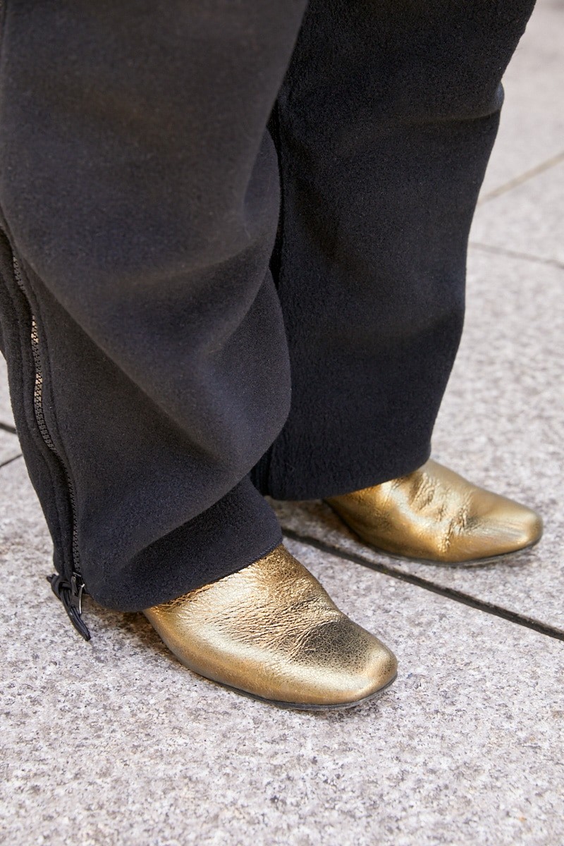 ヘアアクセ使いが絶妙。オーバーオールとシャツのコントラストを効かせて｜365日おしゃれスナップ - Slide:7