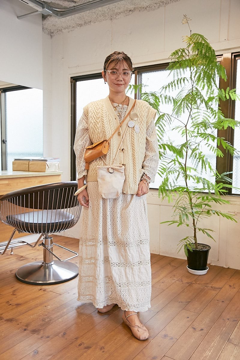 全身白の重ね着でロマンチックに。ミニバックは２個持ちでバランスよく｜365日おしゃれスナップ - Slide:1