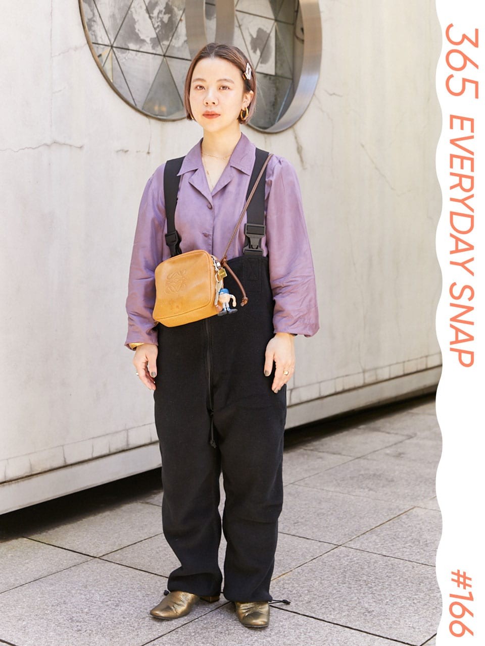 ヘアアクセ使いが絶妙。オーバーオールとシャツのコントラストを効かせて｜365日おしゃれスナップ