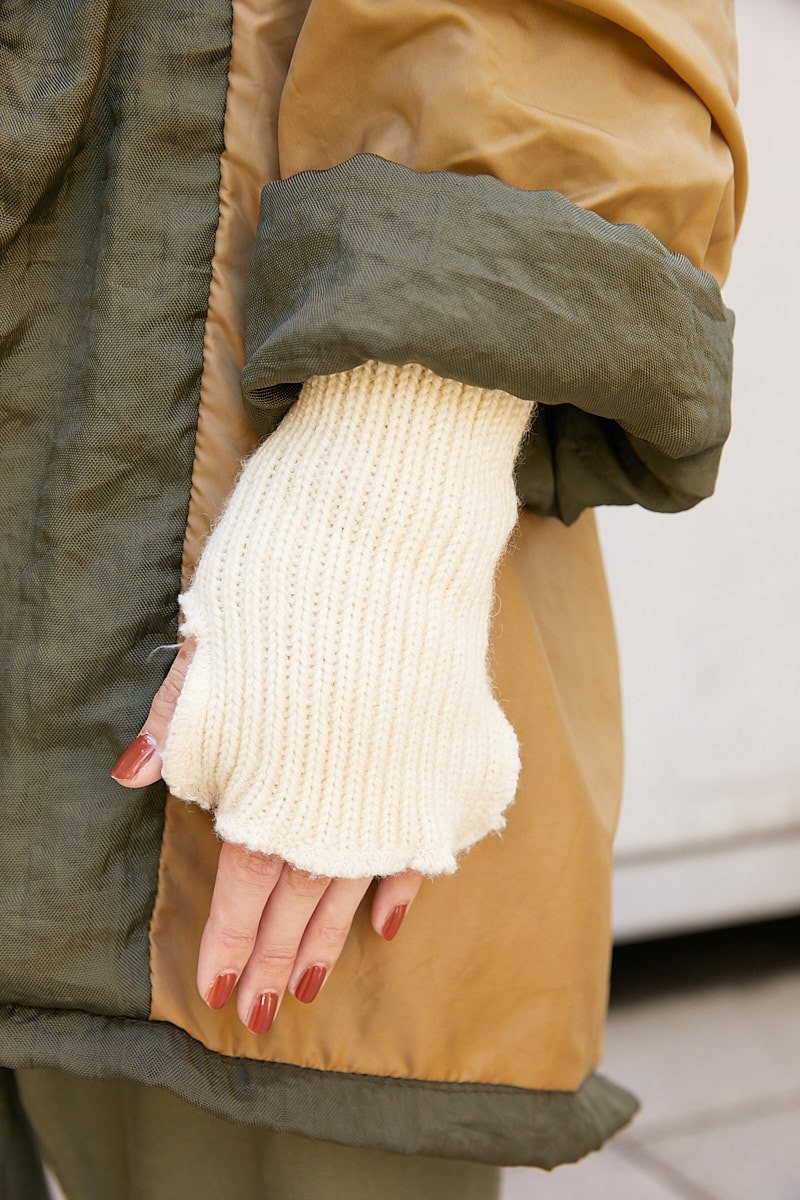 アウターを裏返しにした重ね着スタイル。カーゴパンツを女性らしく｜365日おしゃれスナップ - Slide:3