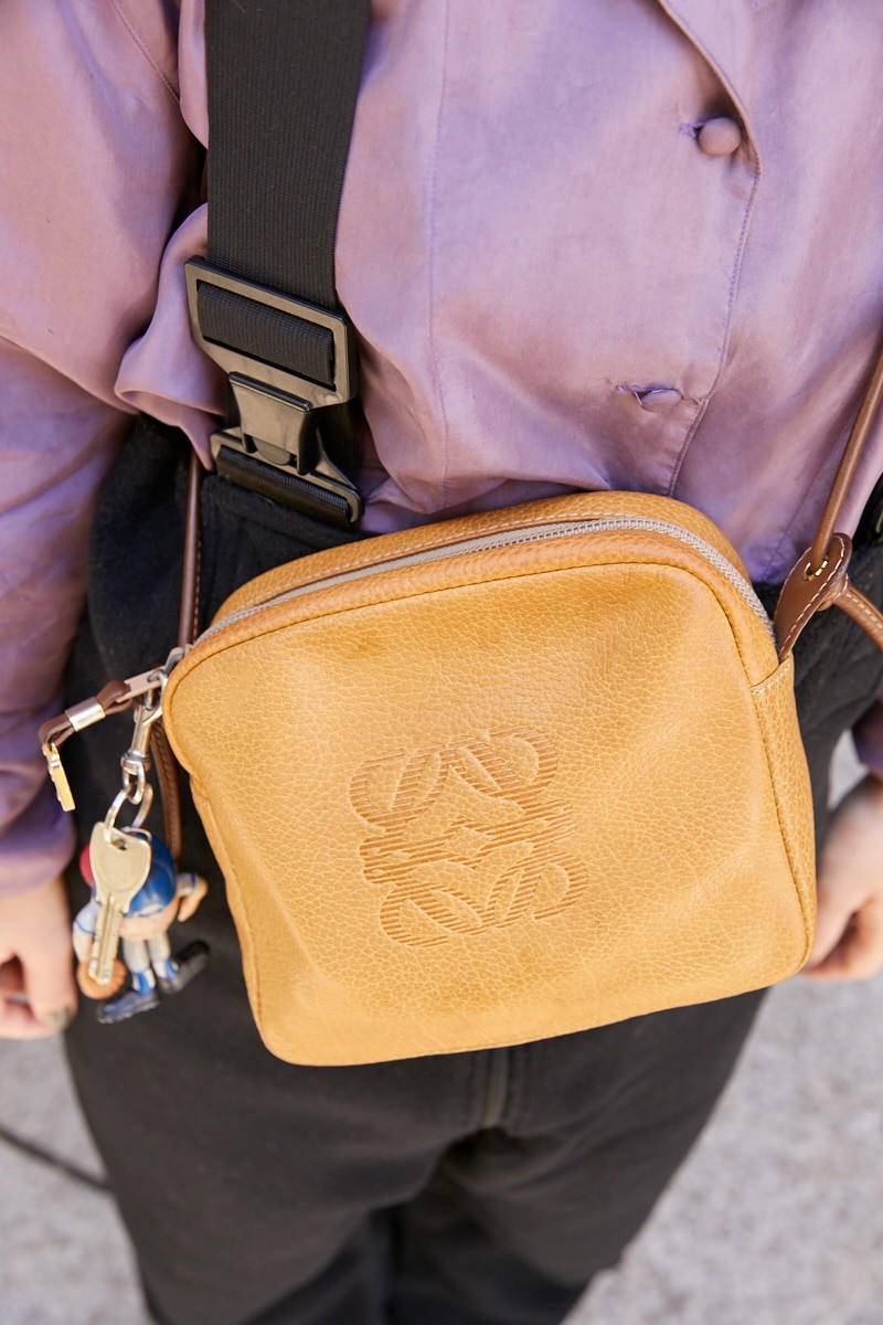 ヘアアクセ使いが絶妙。オーバーオールとシャツのコントラストを効かせて｜365日おしゃれスナップ - Slide:3