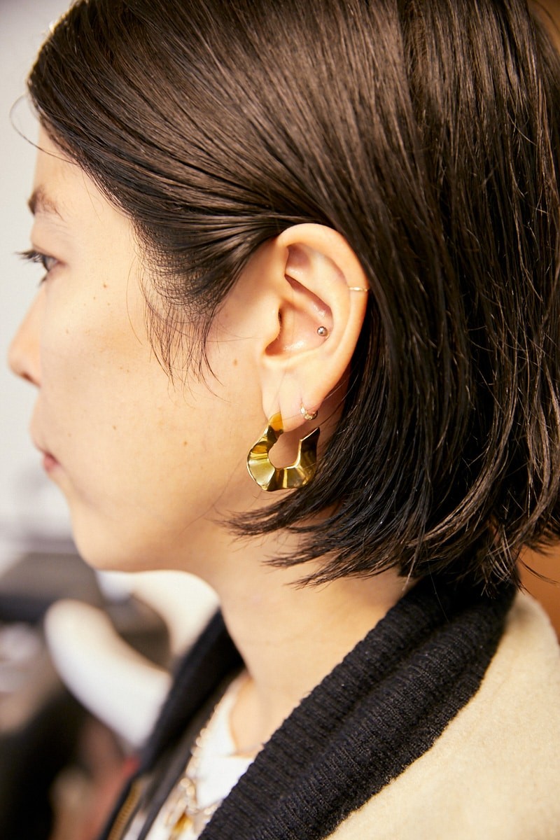 ウェスタンブーツで足元にエッジを。白を基調にカルチャー感あり｜365日おしゃれスナップ - Slide:4