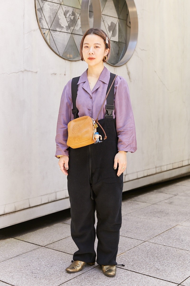 ヘアアクセ使いが絶妙。オーバーオールとシャツのコントラストを効かせて｜365日おしゃれスナップ - Slide:1