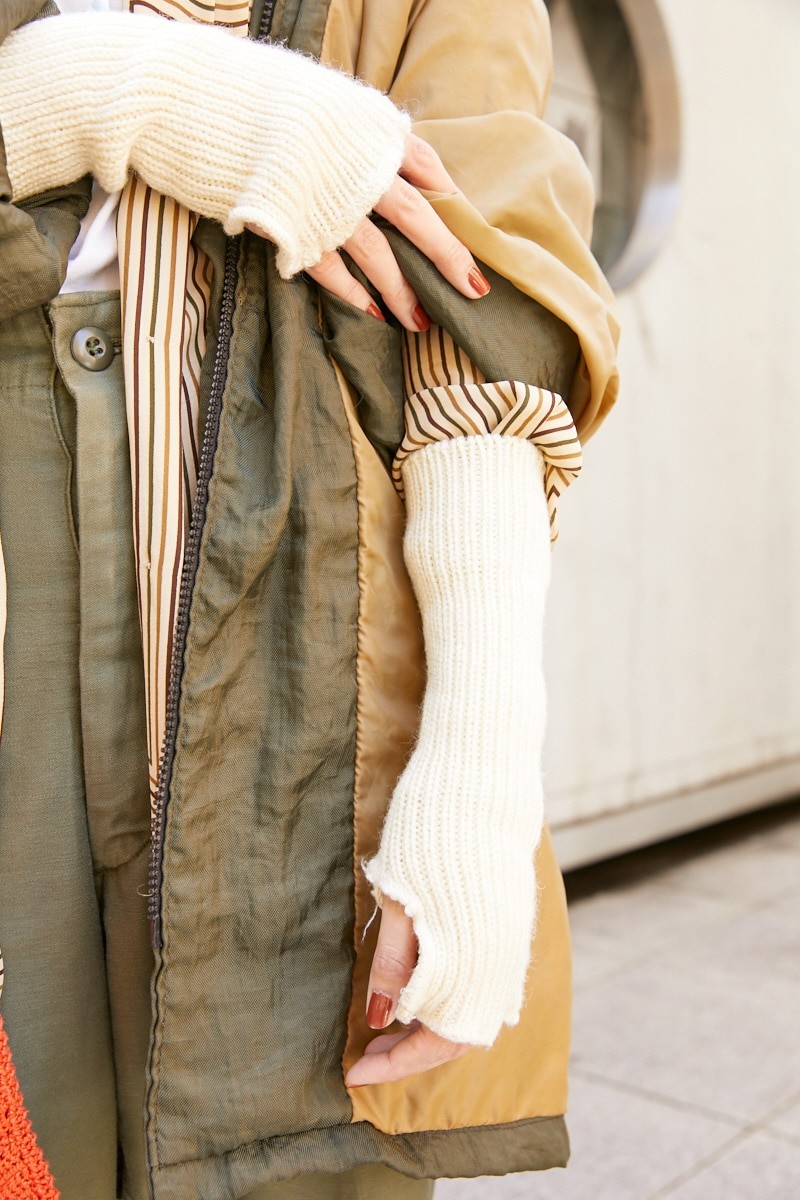アウターを裏返しにした重ね着スタイル。カーゴパンツを女性らしく｜365日おしゃれスナップ - Slide:2