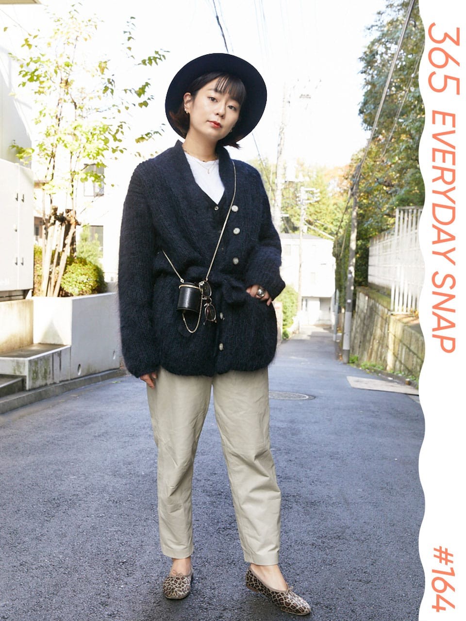 ウールのハットで粋に。アクセサリー感覚のミニバッグがアクセント｜365日おしゃれスナップ