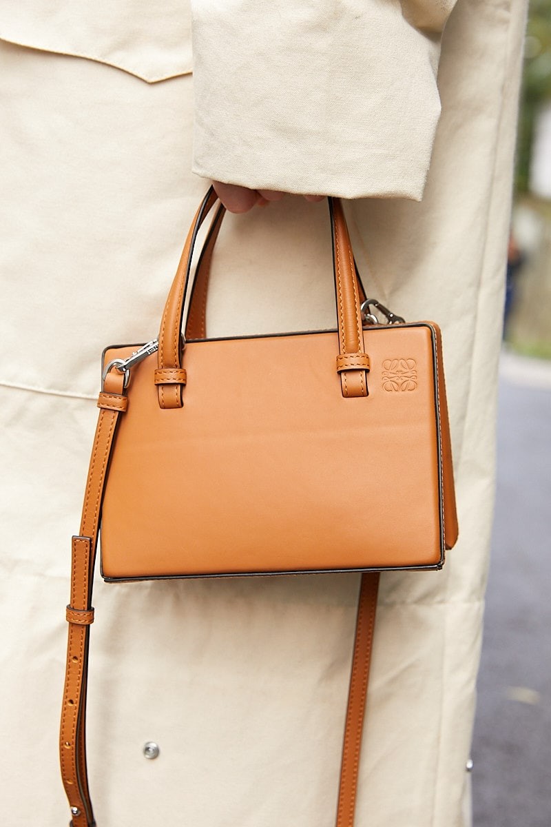 ワーキングウェアを上品にアレンジ。同系色で全身まとめて｜365日おしゃれスナップ - Slide:3