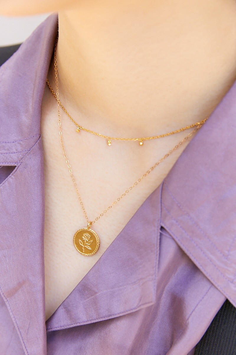 ヘアアクセ使いが絶妙。オーバーオールとシャツのコントラストを効かせて｜365日おしゃれスナップ - Slide:5