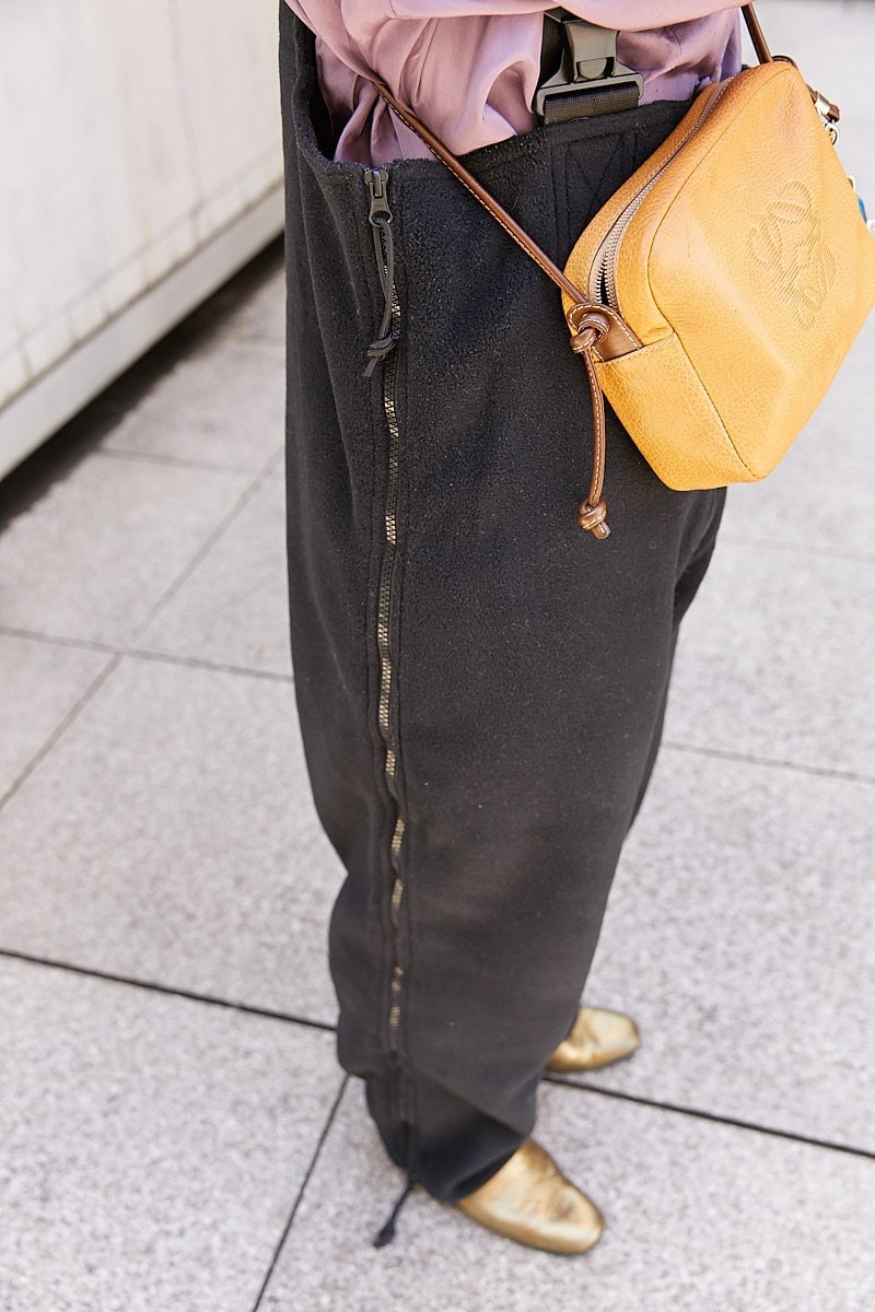 ヘアアクセ使いが絶妙。オーバーオールとシャツのコントラストを効かせて｜365日おしゃれスナップ - Slide:2