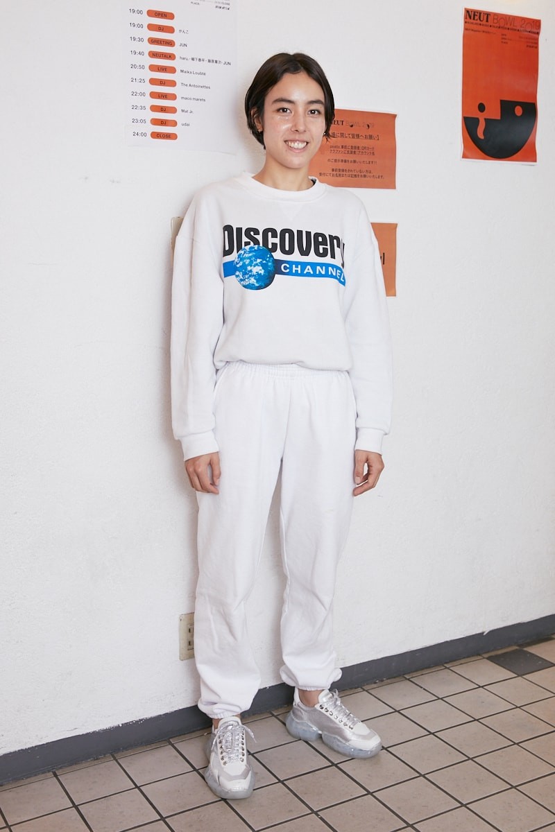 足元まで単色で統一。上下白のスウェットをコンビネゾン風に｜365日おしゃれスナップ - Slide:1