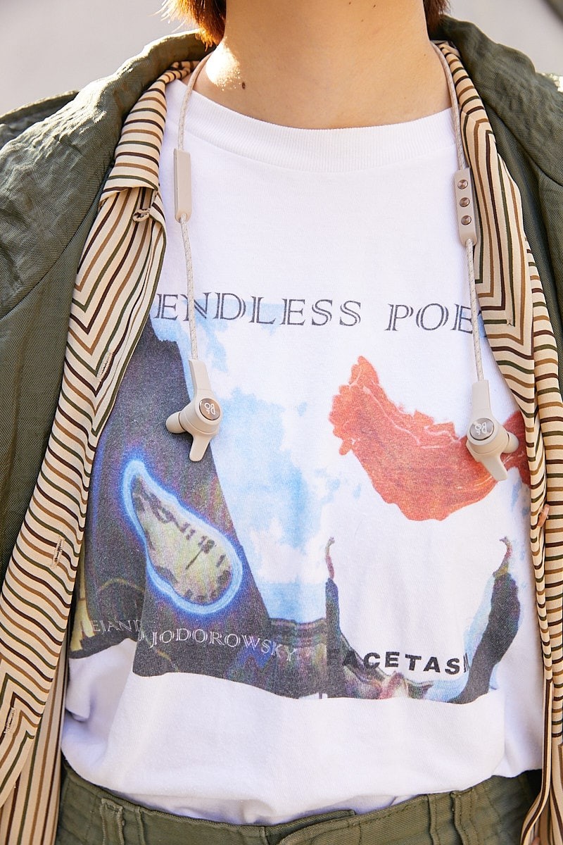 アウターを裏返しにした重ね着スタイル。カーゴパンツを女性らしく｜365日おしゃれスナップ - Slide:5