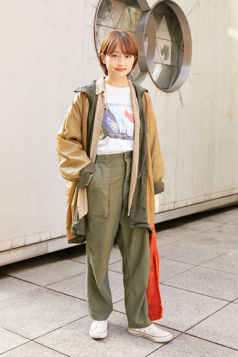 アウターを裏返しにした重ね着スタイル。カーゴパンツを女性らしく｜365日おしゃれスナップ - Slide:1