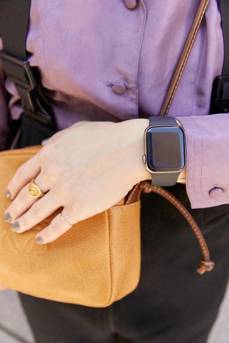 ヘアアクセ使いが絶妙。オーバーオールとシャツのコントラストを効かせて｜365日おしゃれスナップ - Slide:6